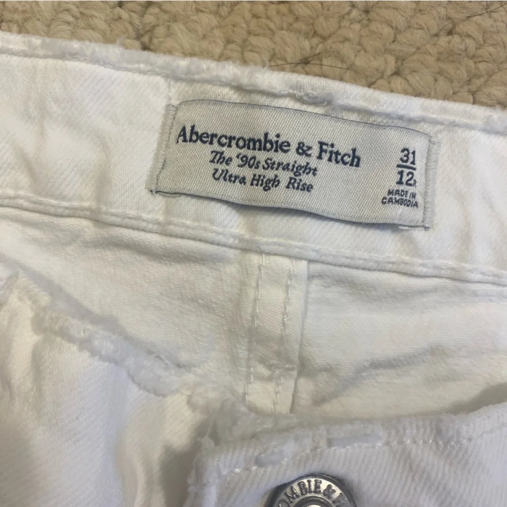 Abercrombie & Fitch The 90s Straight Ultra High Rise White Distressed Jean 31/12 - Picture 7 of 9